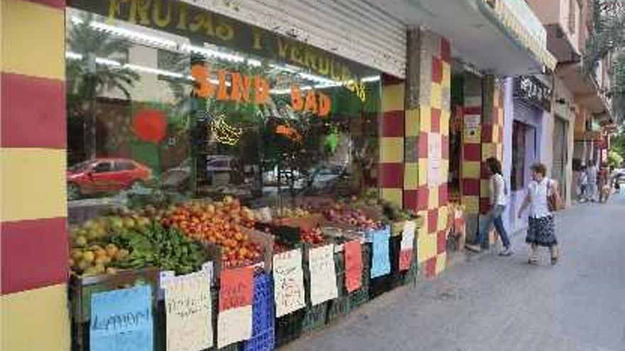 Una frutería de Valencia expone sus productos en la calle.