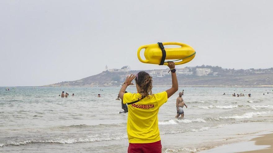 Bandera roja en la playa de San Juan en Alicante: los socorristas obligan a los bañistas a salir del agua por la alerta de viento