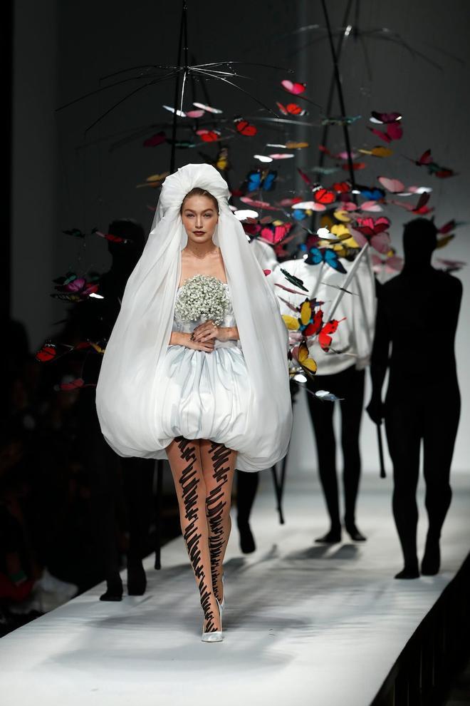 Gigi Hadid vestida de novia en el desfile de Moschino