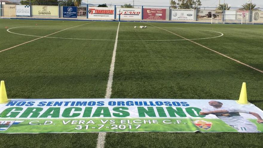 Una pancarta con Nino como protagonista en el campo de Las Viñas de Vera