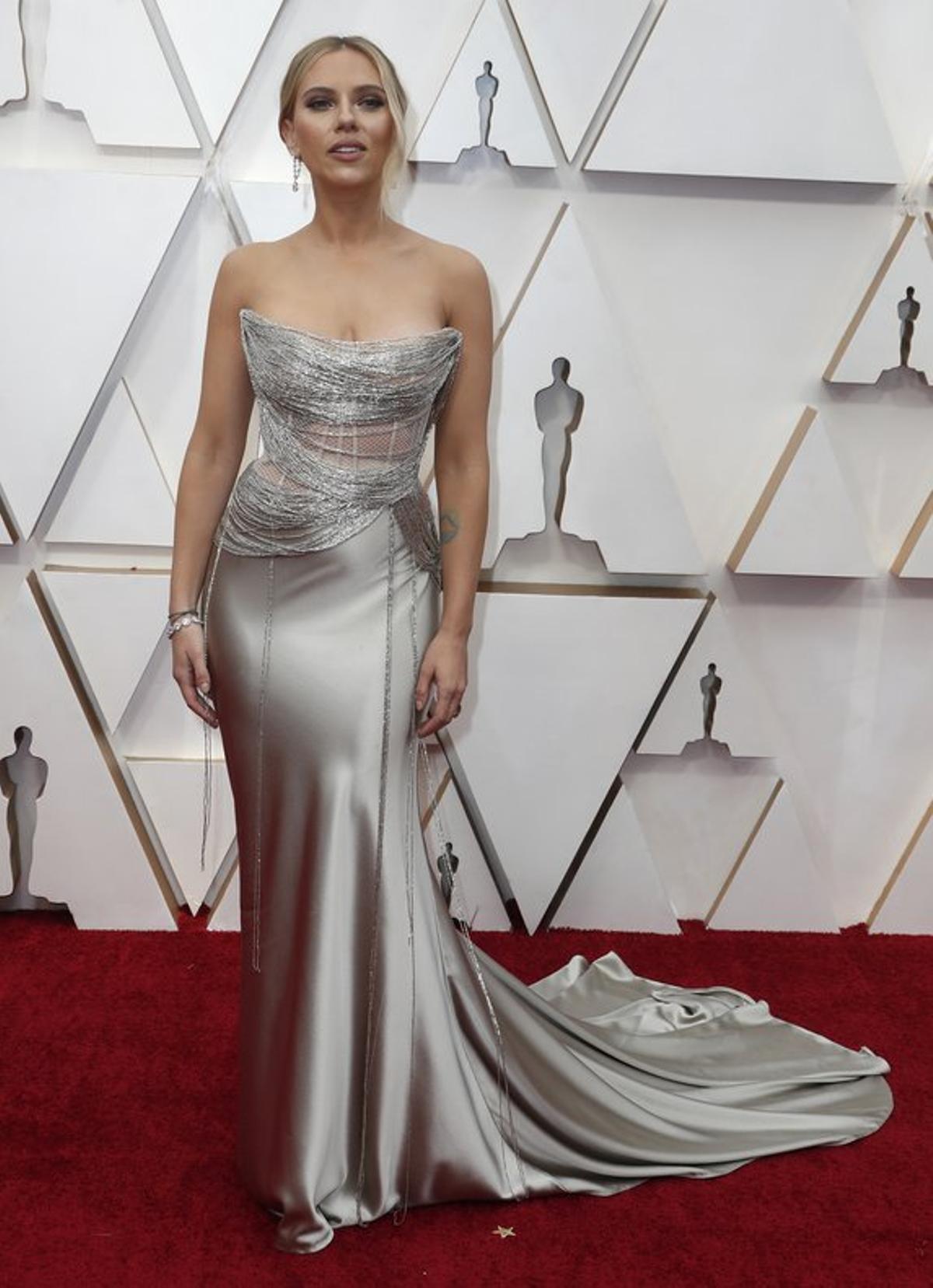 Scarlett Johansson, con un Oscar de la Renta en plata que llamó la atención por el magnífico trabajo en corsetería del corpiño, a modo de diosa griega.