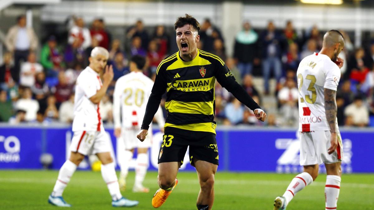 Liso celebra el tanto del empate en El Alcoraz ante el Huesca.