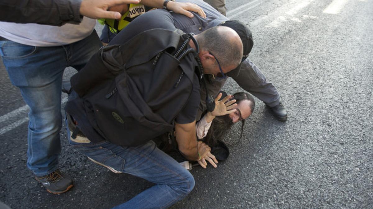 La policía detiene al judío ultraortodoxo que ha perpetrado el ataque.