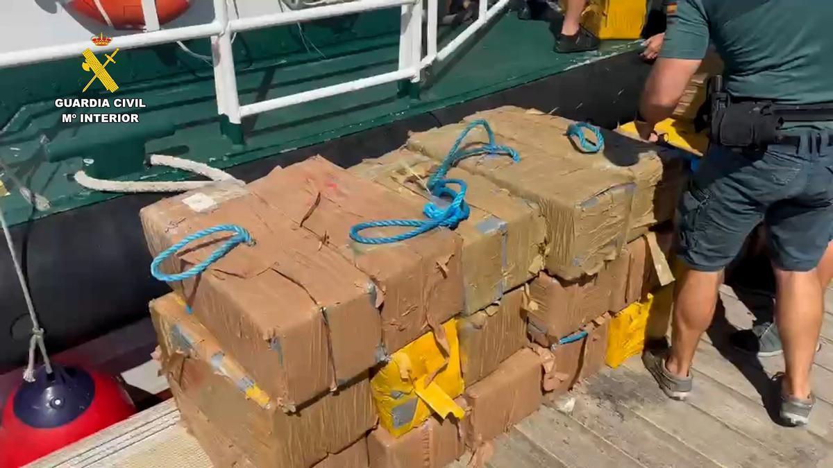 Fardos de cocaína recuperadods por la Guardia Civil en Punta Umbría (Huelva)