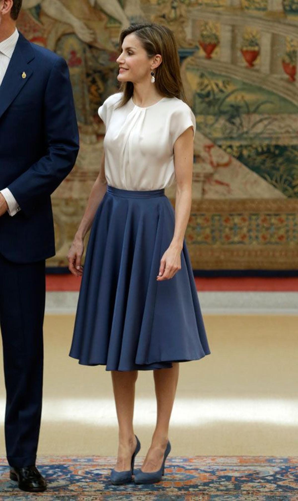 Letizia Ortiz con falda midi azul de Felipe Varela