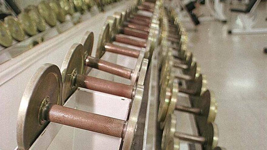Pesas en un gimnasio.
