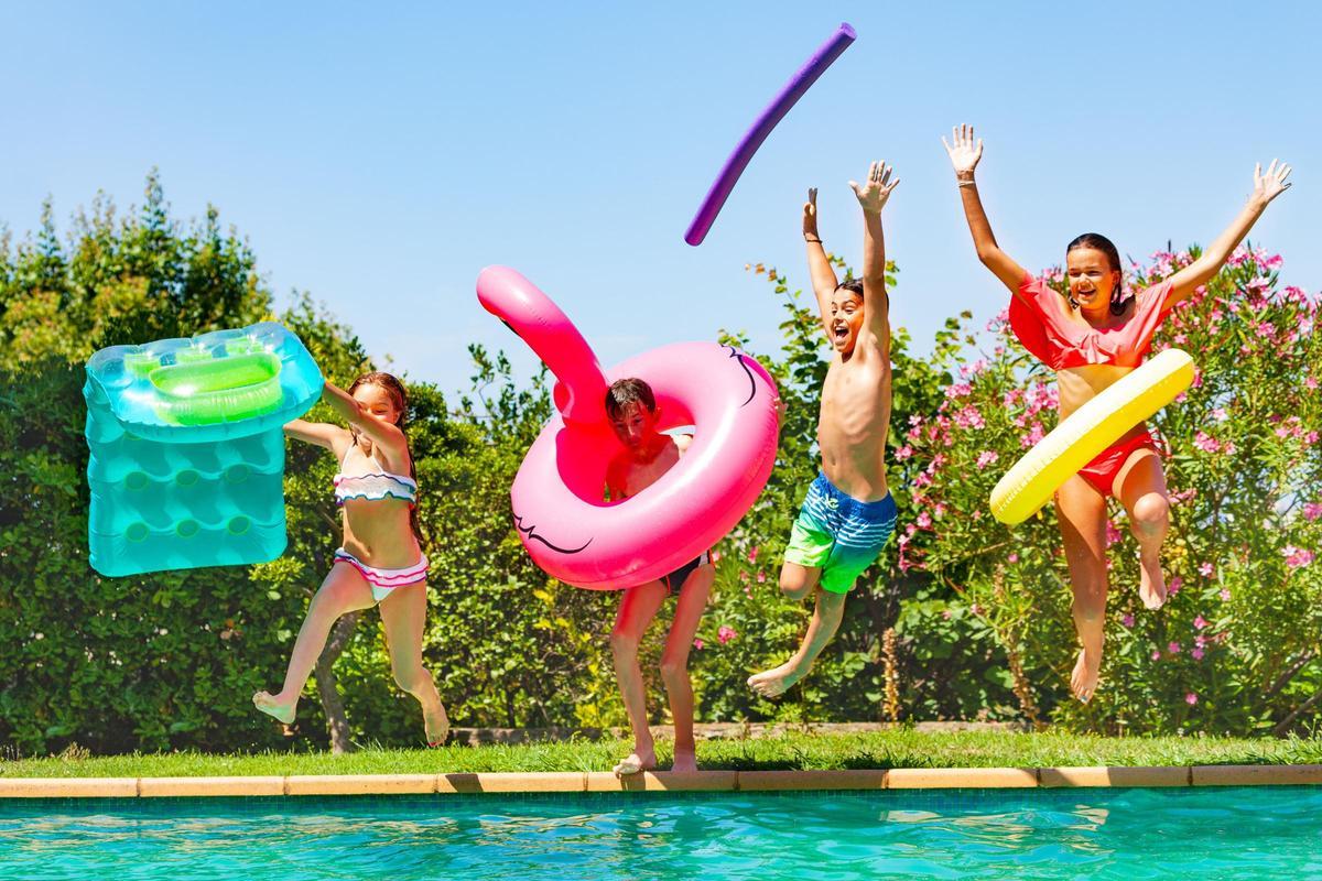 La Escuela de Verano complemanta su actividad con juegos de agua.