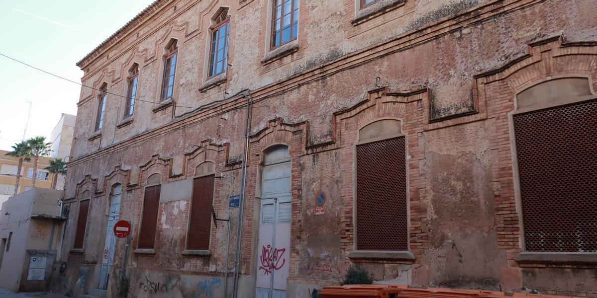 La planta baja con acceso desde la c/ Molí, está formada por una sala diáfana que en su día acogió el cine Condal de Vila-real, y un edificio anexo, de posterior construcción.