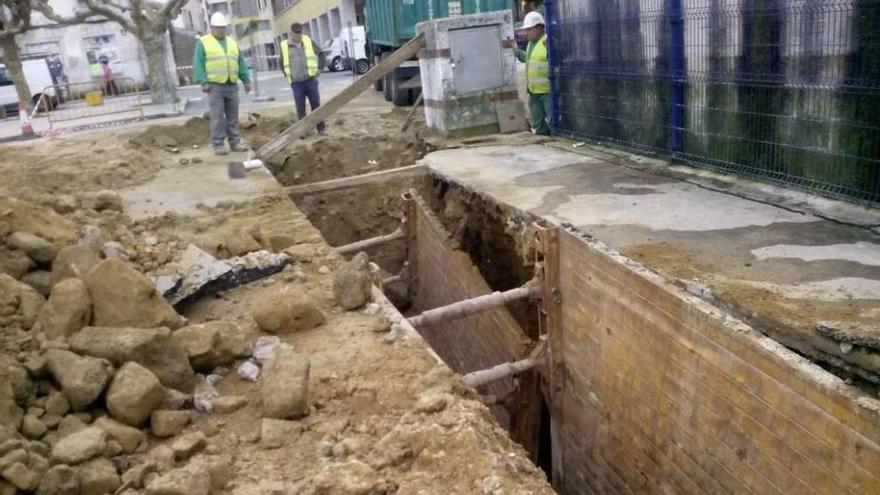 La zanja de obra del colector de pluviales ha llegado a la altura de la zona de varada del puerto. // Fdv