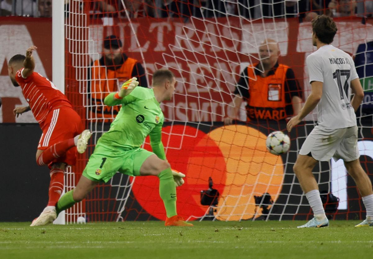 Munich (Germany), 13/09/2022.- Munich’s Lucas Hernandez (L) scores the opening goal during the UEFA Champions League group C soccer match between Bayern Munich and FC Barcelona in Munich, Germany, 13 September 2022. (Liga de Campeones, Alemania) EFE/EPA/RONALD WITTEK