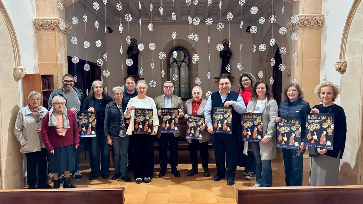 Autoridades y organizadores posan con los carteles promocionales de la Nit de Neules de Inca.