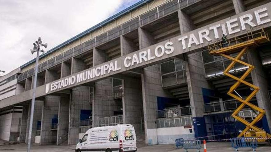 Las letras instaladas en el Carlos Tartiere.