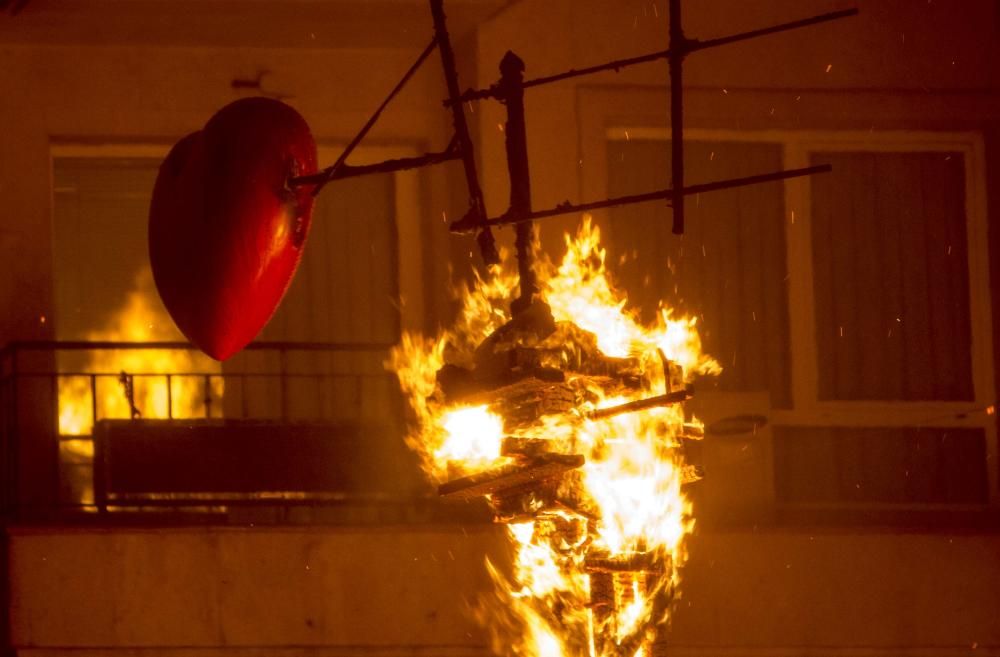 «Amor-Dolor», primer premio de la categoría Especial, arde pasada la una de la mañana bajo la atenta mirada de cientos de personas y una comisión emocionada