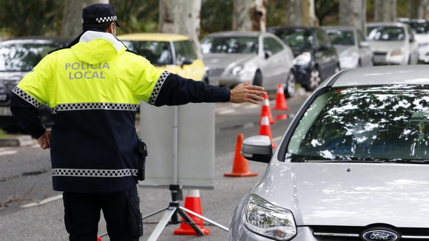 Un agente de la Policía Local en un control de tráfico.