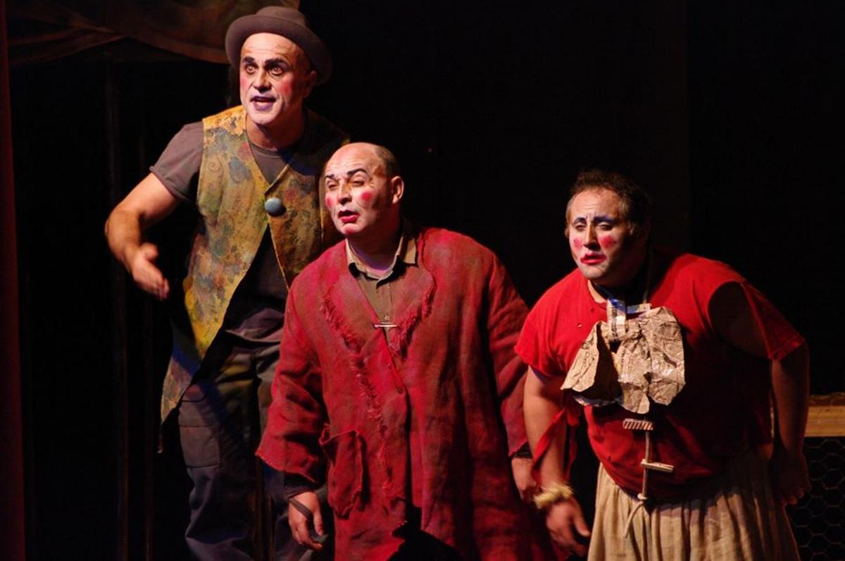 Integrantes de Teatro Margen durante una representación.