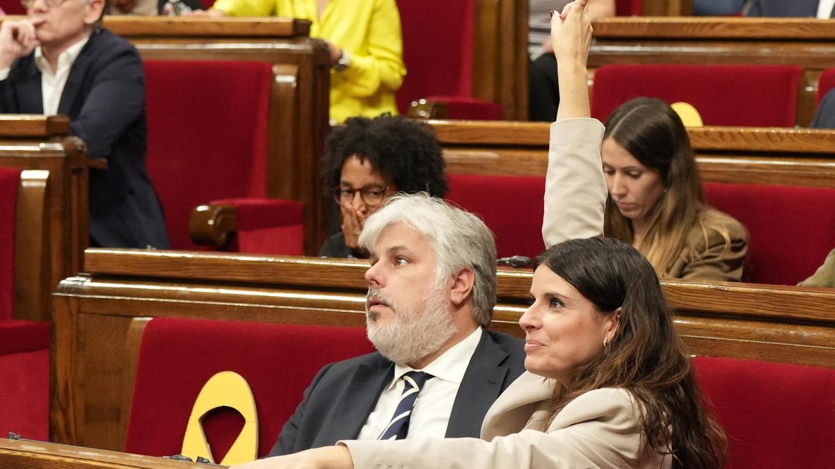 Albert Batet y Mònica Sales, votando en el Parlament