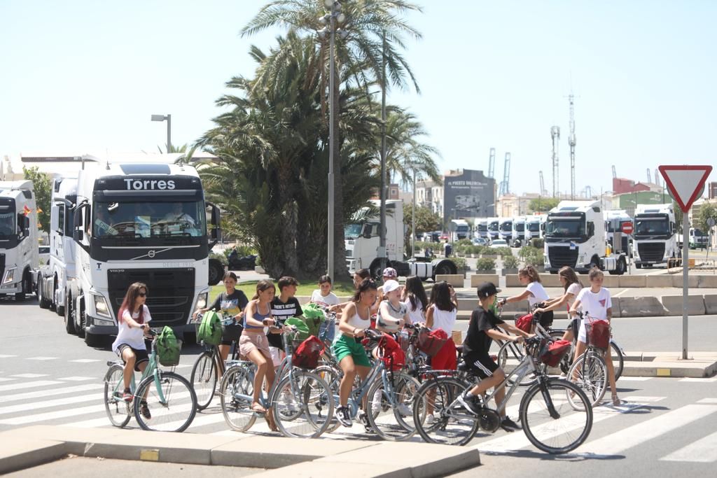 Los camiones salen a las calles de València para honrar a San Cristóbal