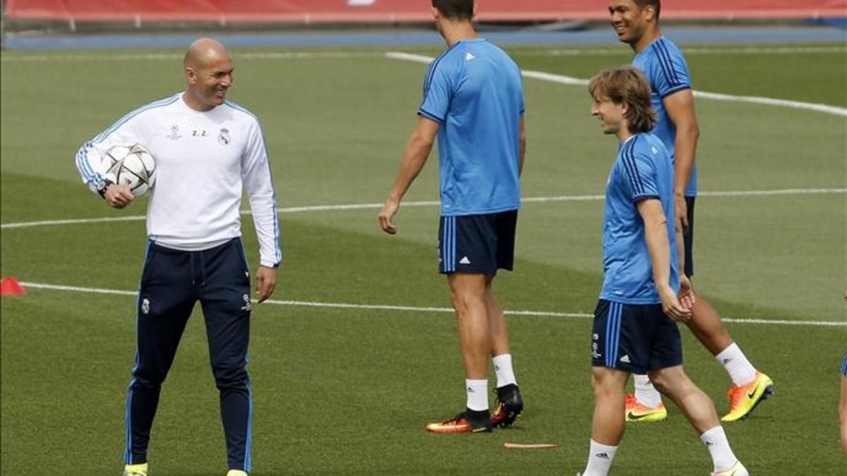 Casemiro y Modric son dos de los once centrocampistas que tiene Zidane