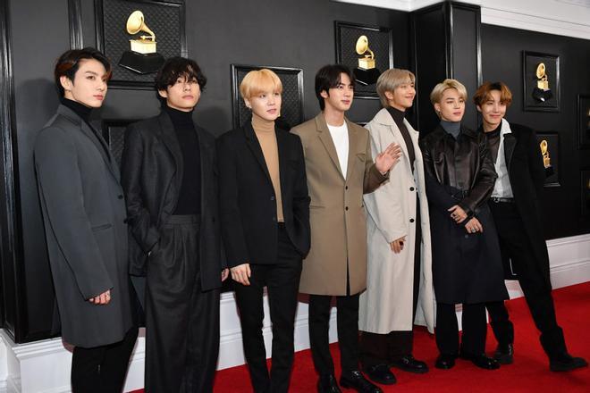 El grupo de k-pop BTS posa en los Premios Grammy 2020