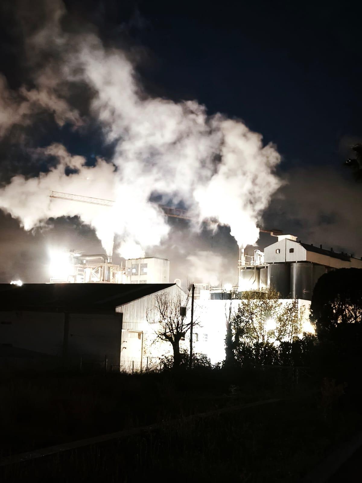 Imagen nocturna de la factoría de Roquette en Benifaió.