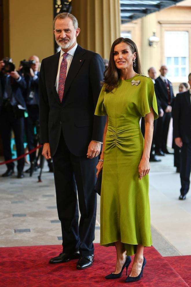 El rey Felipe VI y la reina Letizia, con vestido de Victoria Beckham, la víspera de la coronación de Carlos III