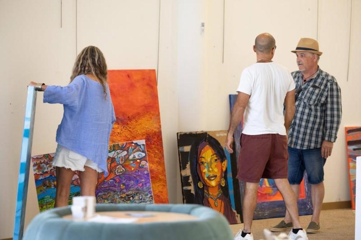 Artistas preparando sus obras en el Club Diario de Ibiza.