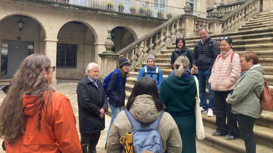 Los visitantes, en la catedral de Ourense. |  FdV