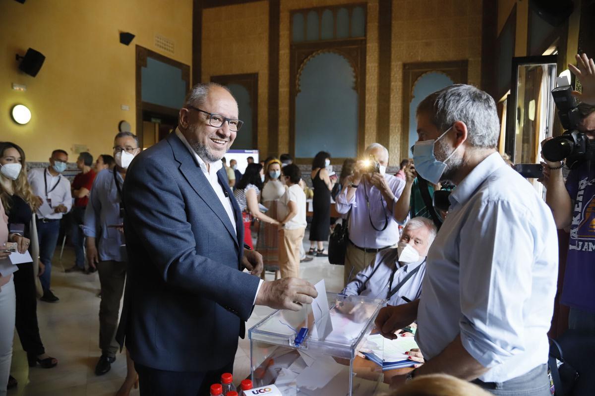 Manuel Torralbo, votando en las elecciones a rector de 2022, que fueron las últimas de carácter presencial, ya que esta vez serán telemáticas.Manuel Torralbo