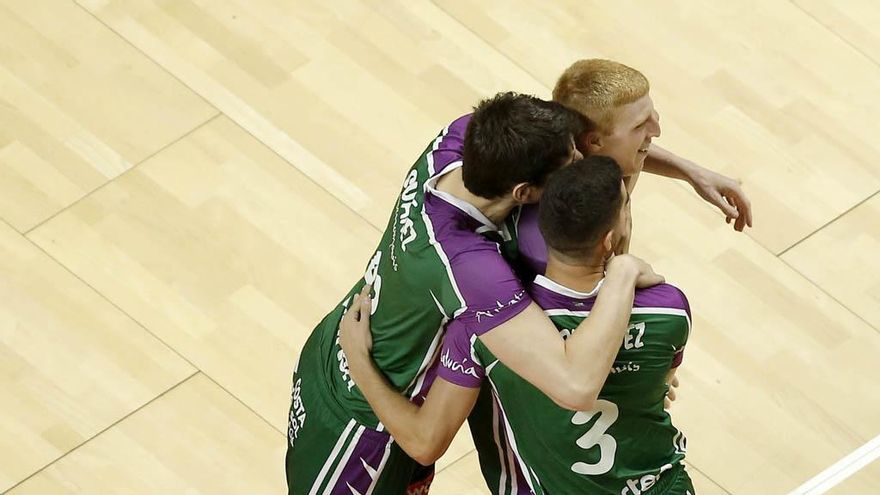 Carlos Suárez, Alberto Díaz y Jaime Fernández, en un partido.