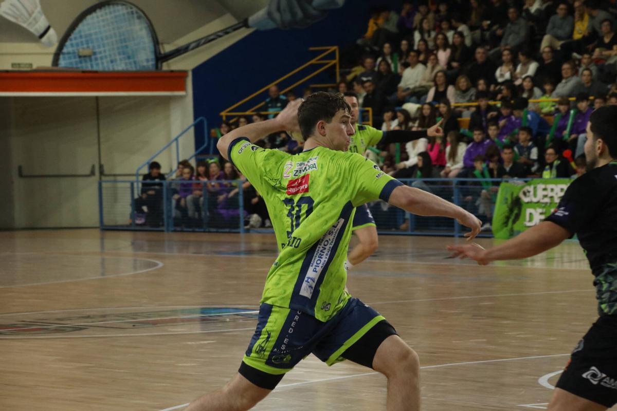 Oier se dispone a lanzar ante BM Torrelavega "B"