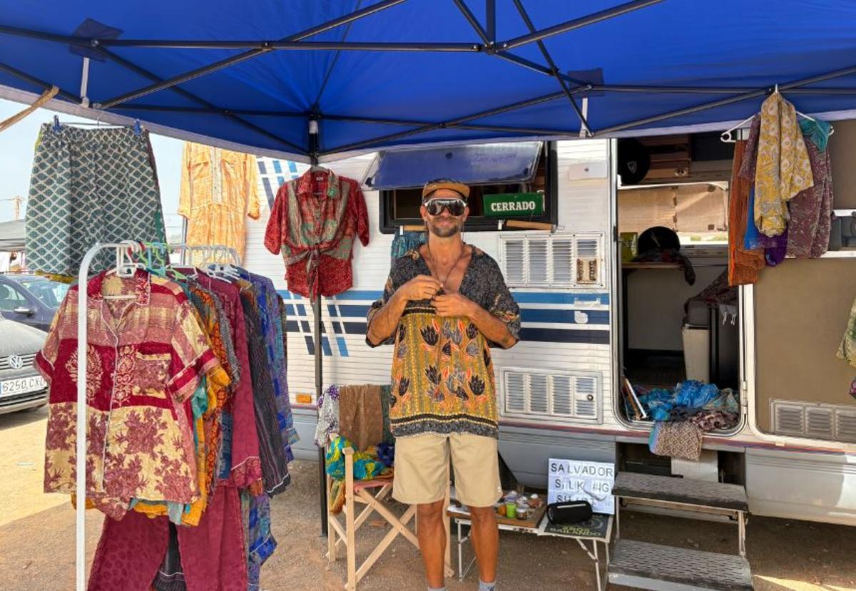 Ramiro posando en su puesto de ropa en el mercadillo.