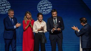 Juan del Val, recoge el premio Planeta 2025, junto a la finalista, Ángela Banzas.