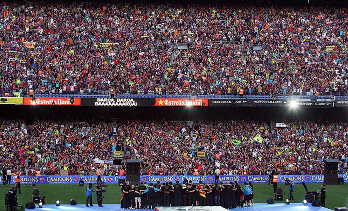 Els aficionats i l’equip celebren al Camp Nou la victòria de Wembley.
