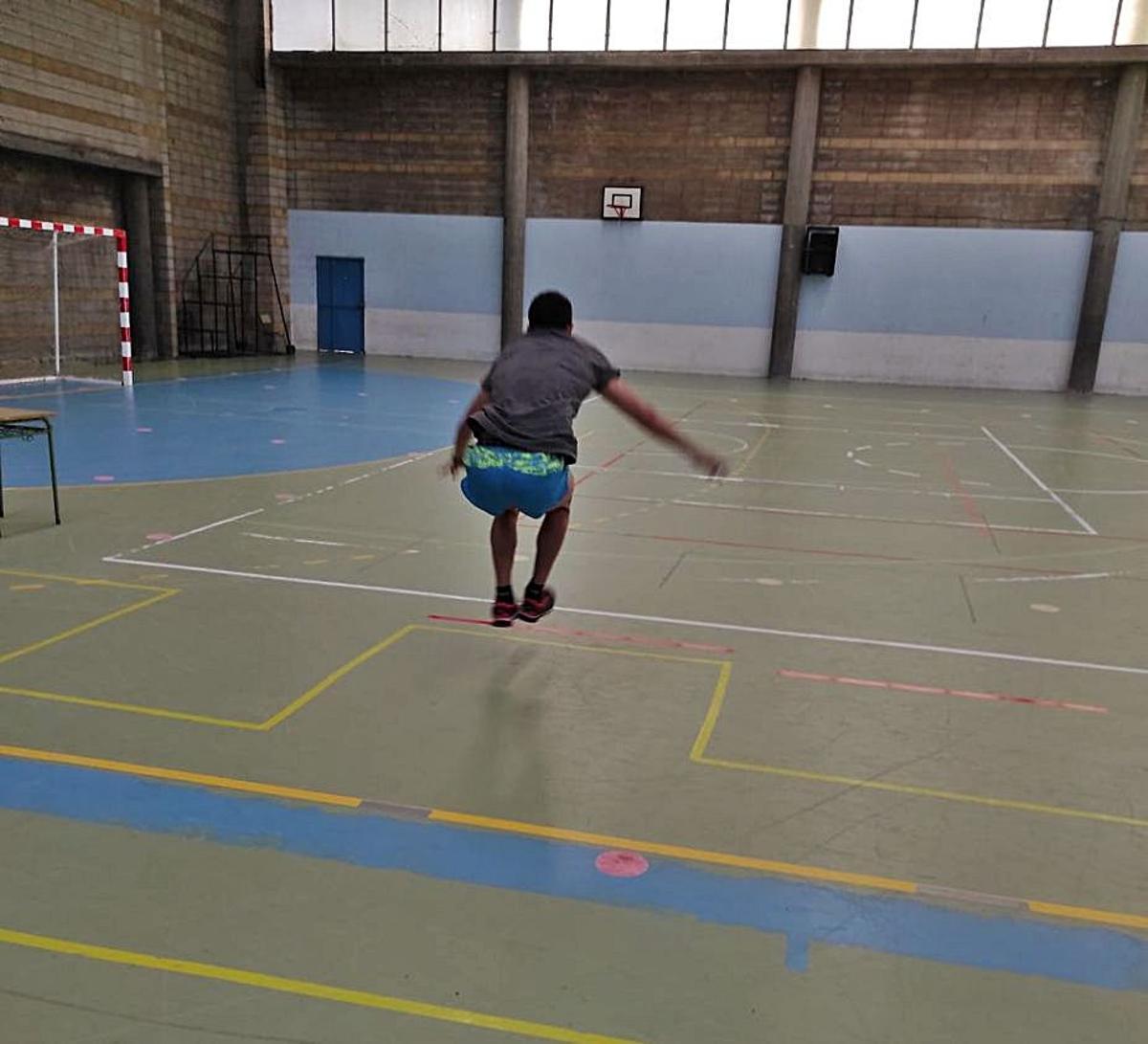 Un aspirante en una prueba de salto.   | // S.Á.