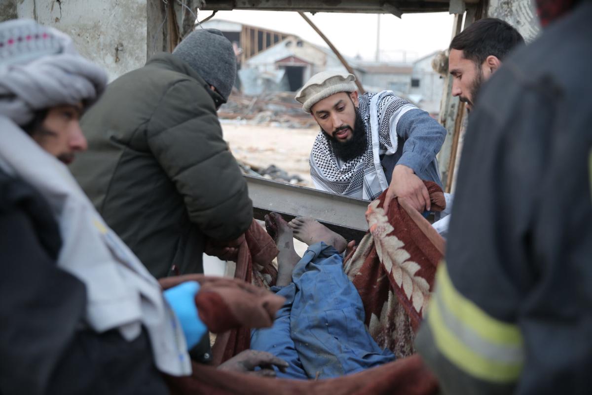 Las víctimas de los presuntos ataques aéreos pakistaníes en Kabul son evacuadas.