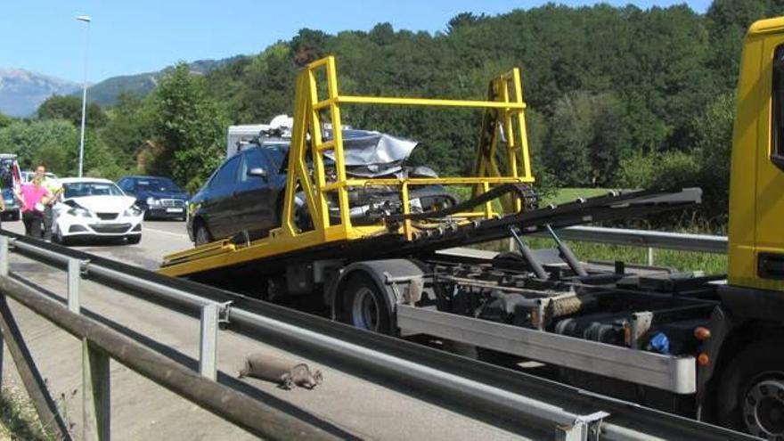 Dos de los vehículos accidentados en Prestín, uno de ellos sobre la grúa.