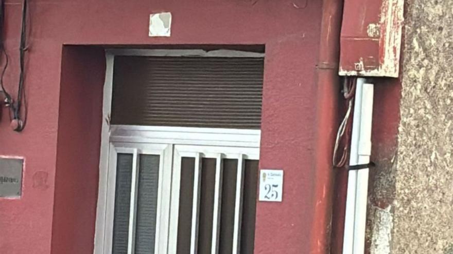 Vecinos de la villa denuncian desperfectos tras la instalación de placas