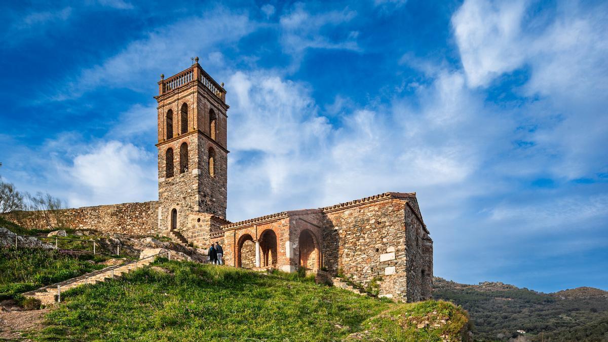 Almonaster la Real, el remoto pueblo blanco de Huelva que esconde una mezquita califal de mil años dentro de un castillo