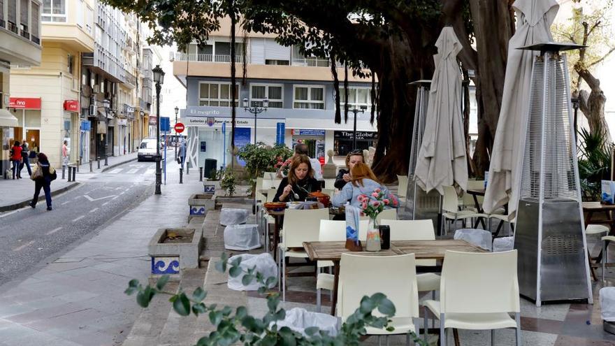 Los veladores tendrán que bajar sus mesas y sillas de la superficie noble de la plaza