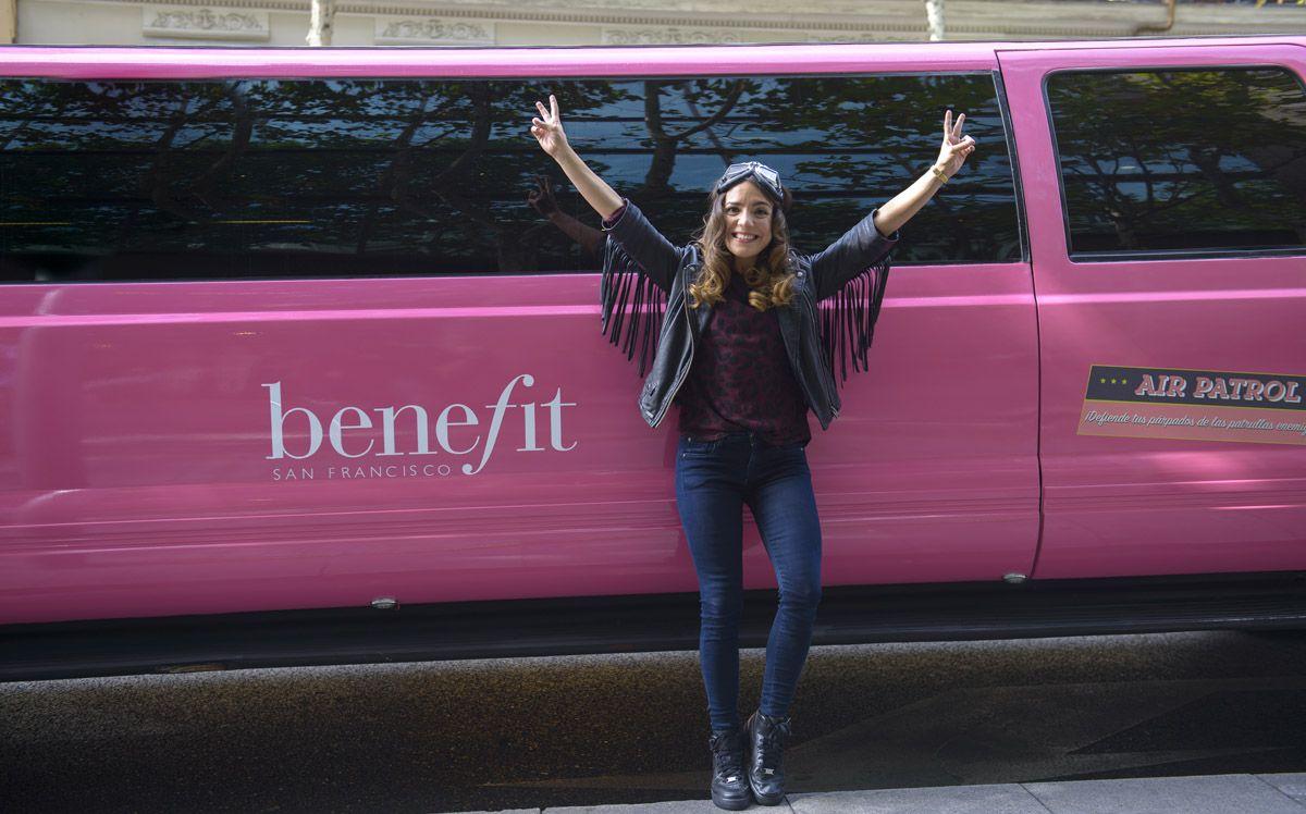 Paula Ordovás con la limusina de Benefit