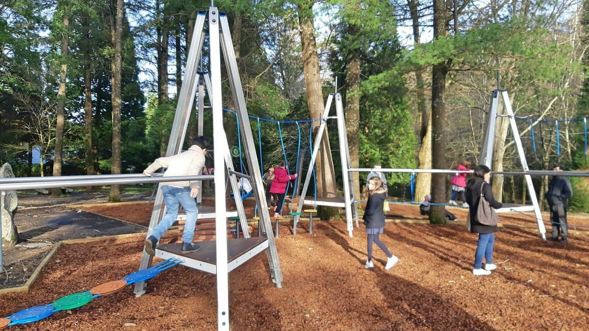 Uno de los parques infantiles ubicado en el Lago Castiñeiras. / Santos Álvarez