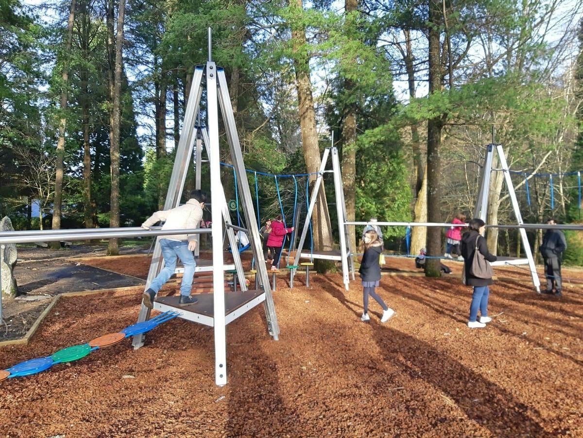 Uno de los parques infantiles ubicado en el Lago Castiñeiras. / Santos Álvarez