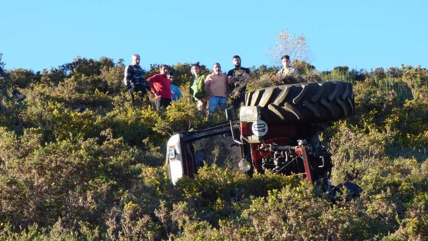 Un vecino de Allande muere aplastado por su tractor tras salirse de una pista