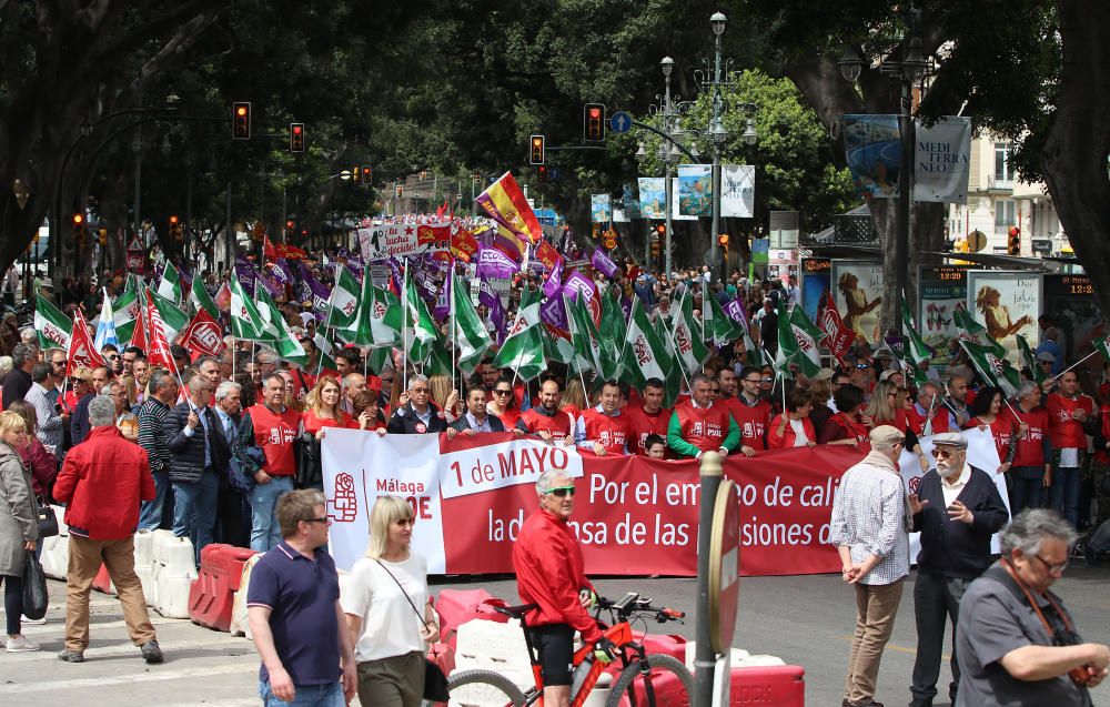 Miles de personas participan en la marcha convocada por los sindicatos para este martes, Día Internacional del Trabajo