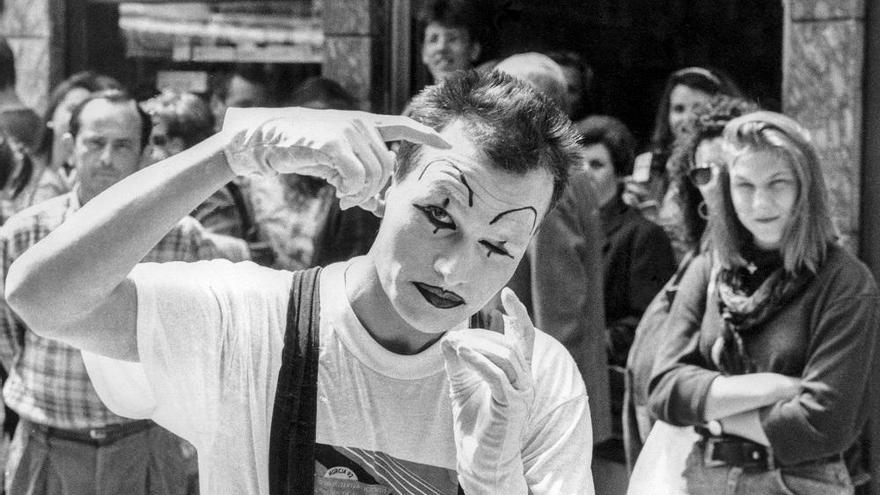 Un mimo en la calle Platería en 1992, retratado por Vicente Devreux.