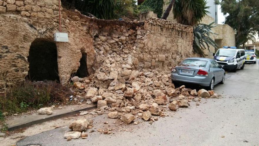 Un muro se hunde en el Arenal de Xàbia y provoca daños en un coche