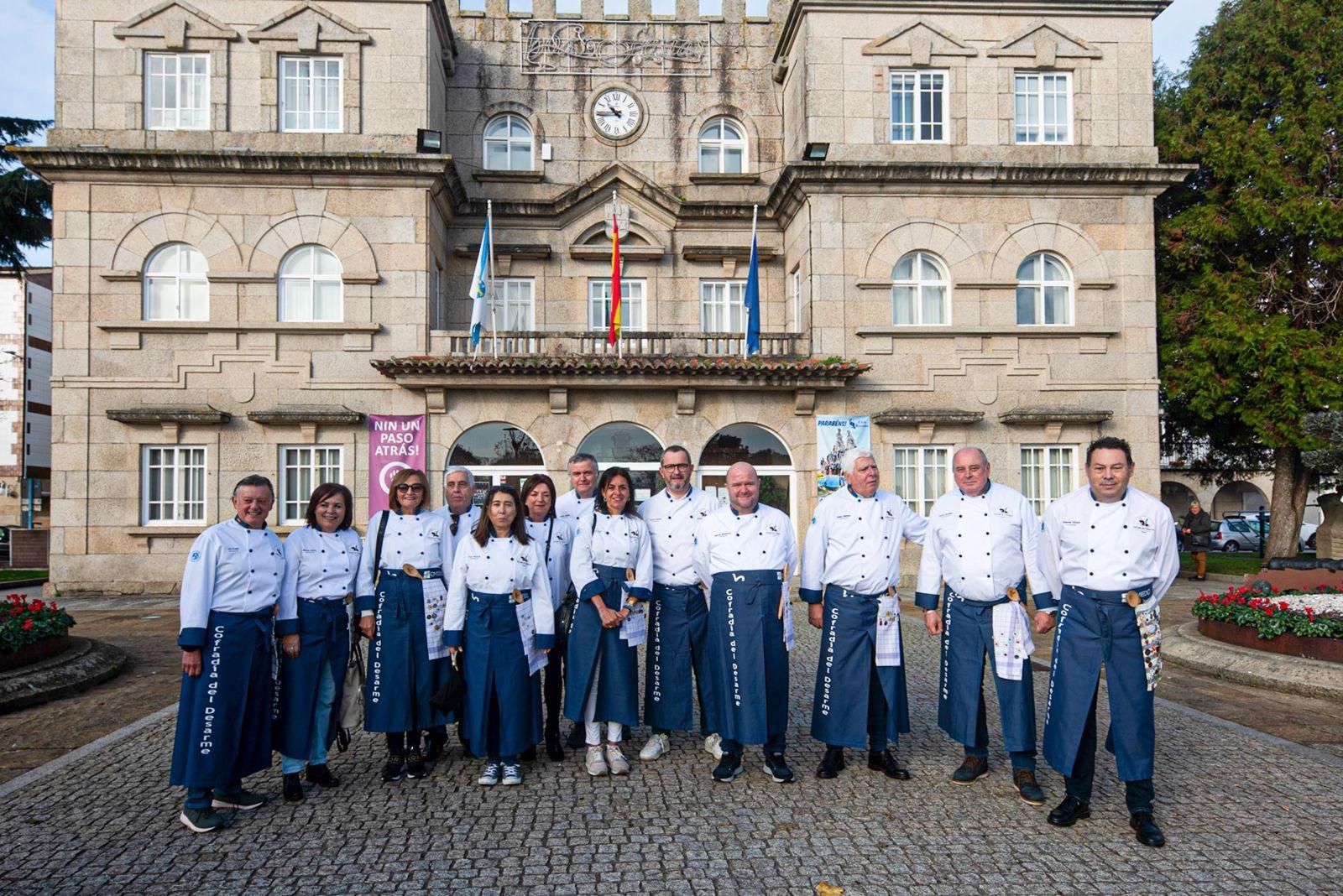 Así desfilaron los cofrades participantes en el XXXI Capítulo da Cofradía do Centolo Larpeiro, en O Grove.