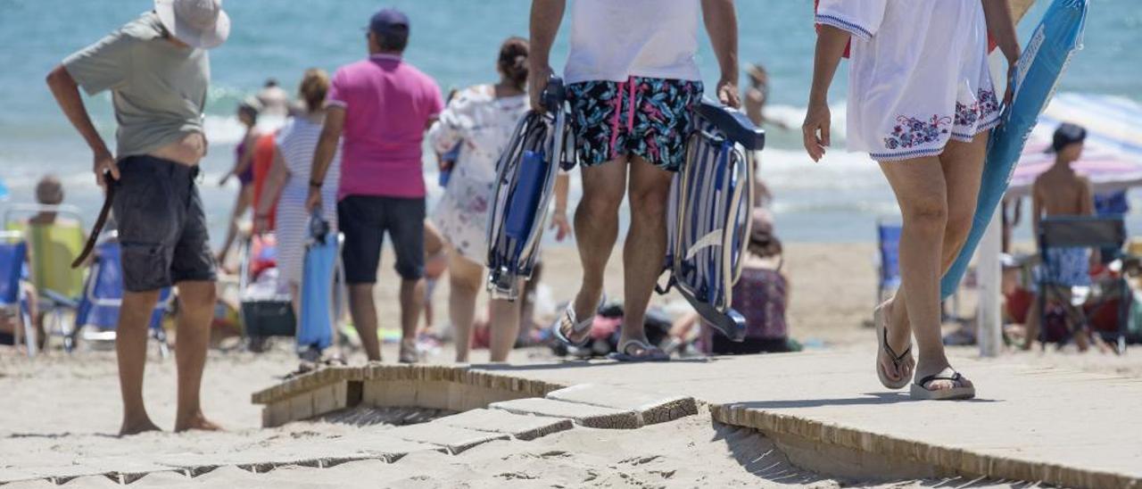 Una de las pasarelas de la playa de San Juan, colocada muy por encima de la arena.