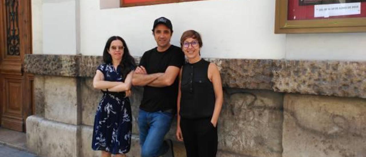 Celia Fuentes, Xavo Giménez y María Cardenas en la presentación ayer de su obra en el Talia.