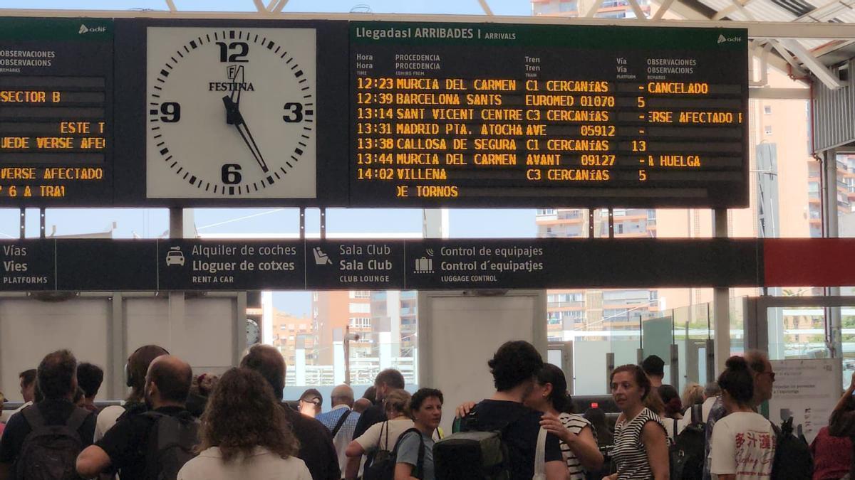 Huelga de trenes en Renfe: cuánto dinero te tienen que devolver y cuándo deben ofrecerte un transporte alternativo